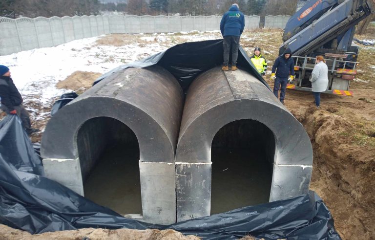 Zdjęcie przedstawiające dwie piwnice podczas montażu