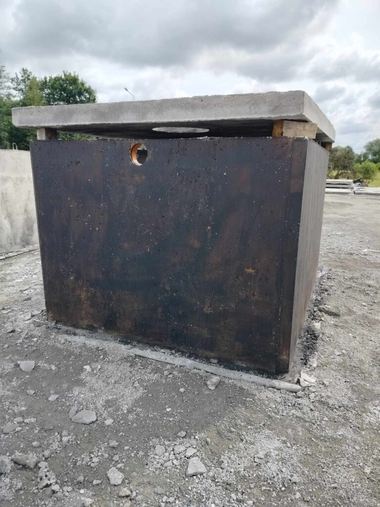 Zdjęcie przedstawiające szambo betonowe